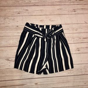 H&M shorts with belt and pocket size 2 stripe